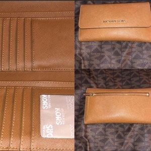 MICHAEL KORS — Leather Tri-Fold Wallet